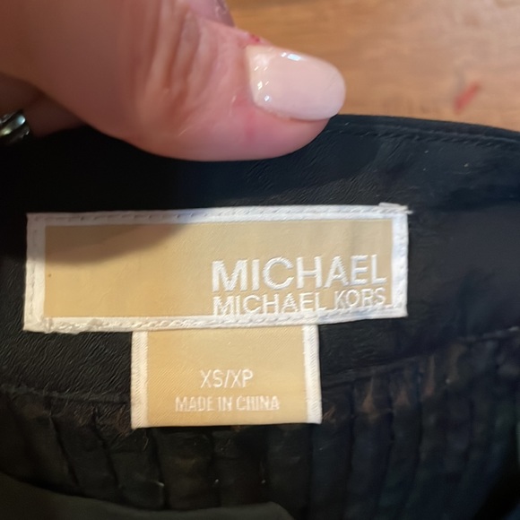 🌞Beautiful sequin Micheal Kors top! 🖤 - Picture 3 of 4